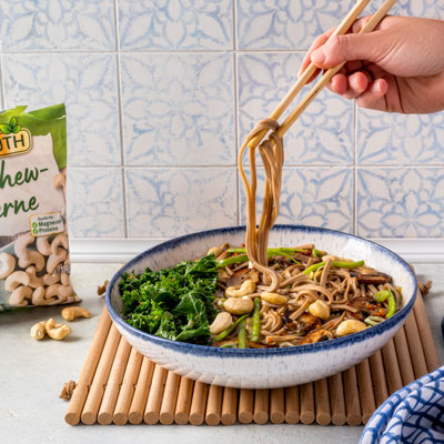 Bild Vegane Ramen mit Grünkohl, Zuckerschoten und Champignons