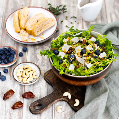 Bild Friséesalat mit Quinoa, Datteln und Ziegenkäse