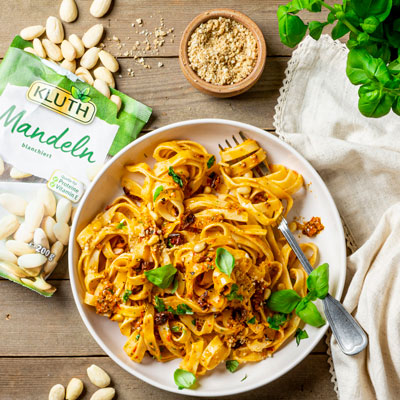 Bild Tagliatelle mit Pesto rosso und veganem Parmesan