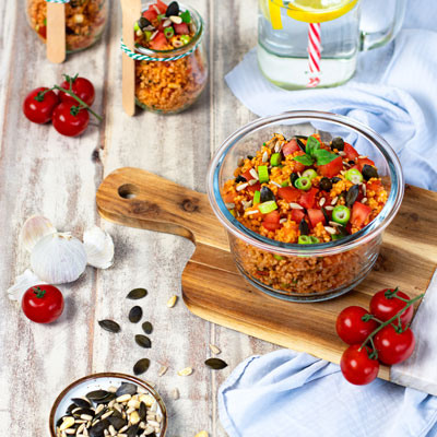 Bild:Tomaten-Bulgur-Salat mit Frühlingszwiebeln